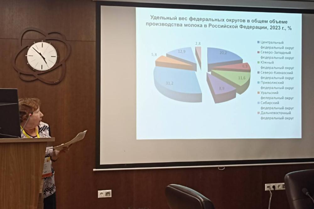 Старший научный сотрудник СФНЦА РАН Елена Бессонова представила доклад «О глубокой переработке молочного сырья в агропромышленном комплексе Сибири»