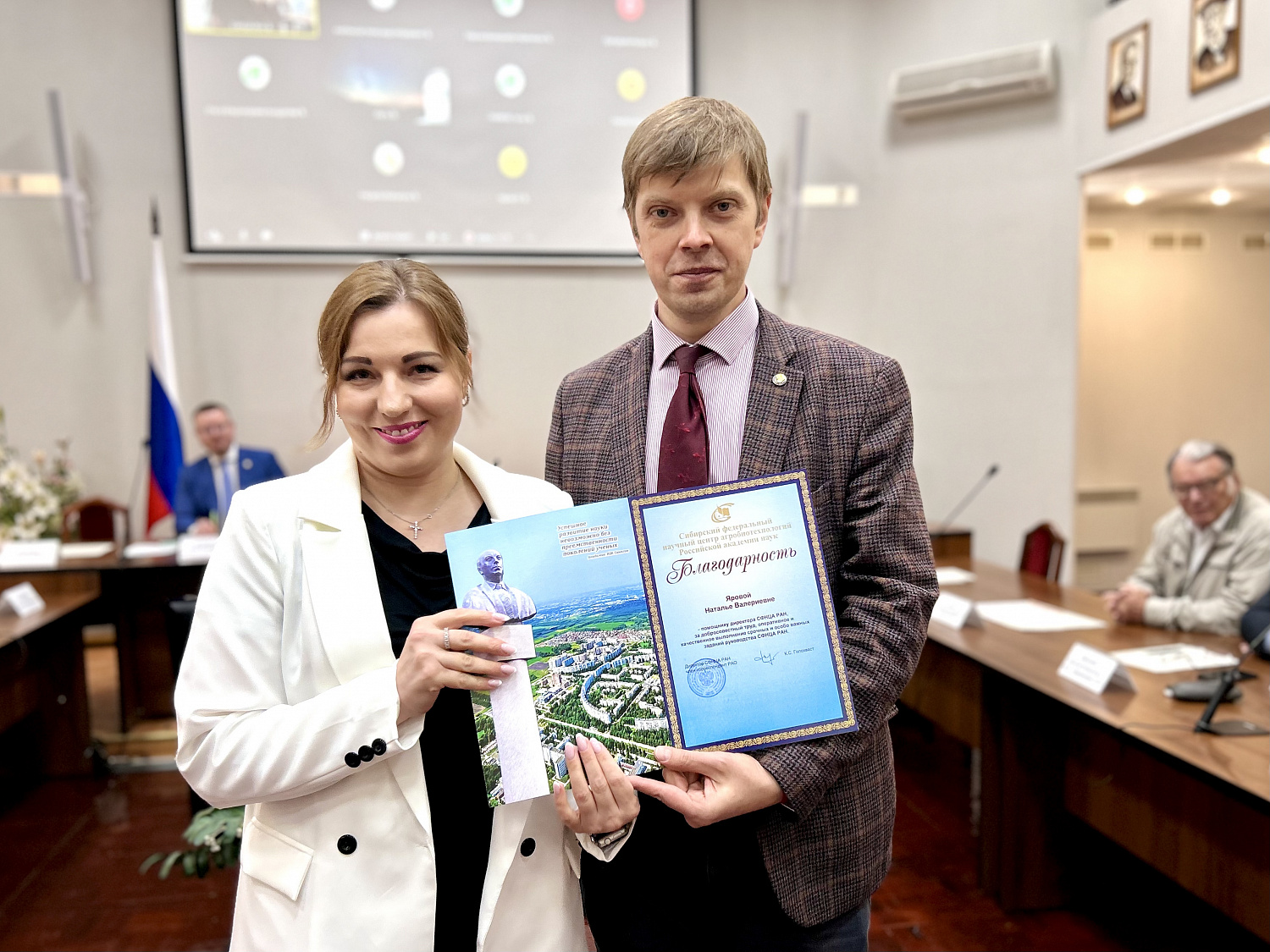 Награждение персонала. Щербинин наградил сотрудников.